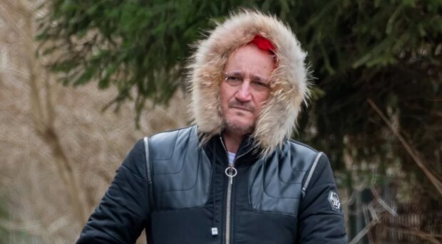 michał wiśniewski na spacerze z synem foto: fakt.pl