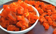 Jaskrawa, bursztynowa kandyzowana dynia zamiast cukierek – smaczna, prosta i niedroga jesienna przekąska