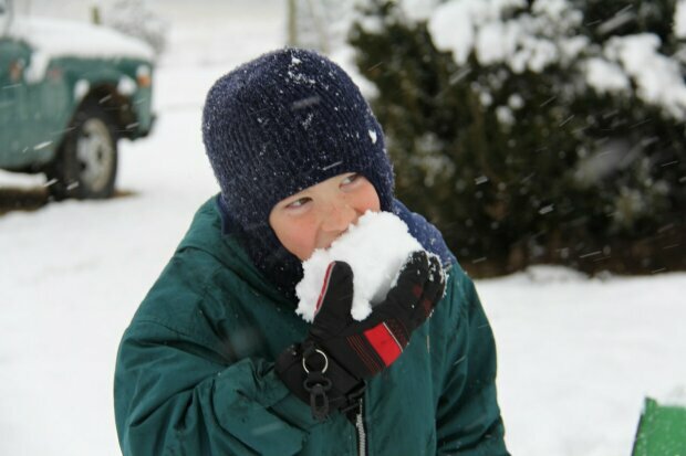 Dzieci jedzą śnieg: śmieszne zdjęcia