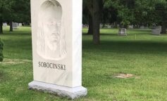 Mistyczny pomnik. Przechodząc ludzie zastanawiają się, co się dzieje