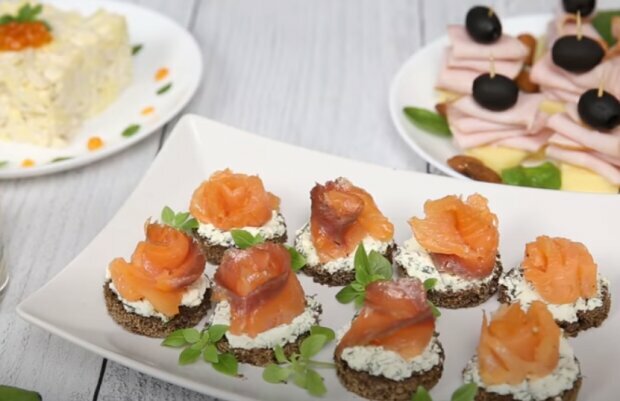 Mini kanapki z łososiem