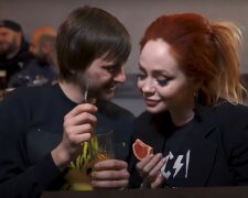 "Można prosić pańską żonę do telefonu. Mówi Rustem. Czekam na nią w restauracji już godzinę: naprawdę jestem zagubiony"