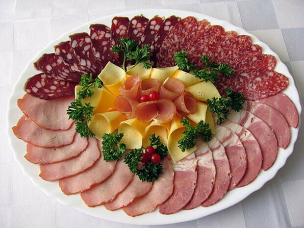 TOP-8 pomysłów na oryginalne serwowanie serów, wędlin i owoców