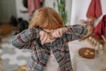 "Nie słuchała, upadła na ziemię, machała nogami i krzyczała, że chce lalkę. Matka poczerwieniała ze wstydu, błagała córkę ale to nic nie dało":z życia