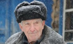 W oczach starca pojawiły się łzy; wysiadł z samochodu, ukłonił się i powiedział. "Dziękuję, synu". Poszedł do swojego starego domu, ocierając łzy ręką