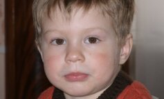 Zdjęcie małego chłopca przy trumnie matki wywołało burzę w Internecie. To, co powiedział, jest druzgocące