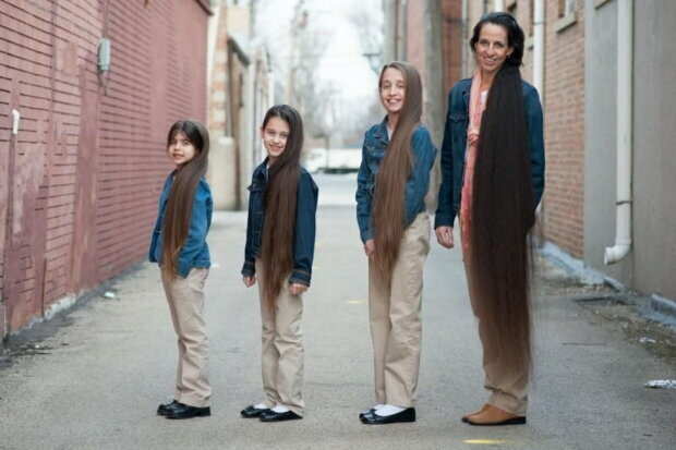 Mama i jej trzy córki jeszcze nigdy nie obcięły włosów