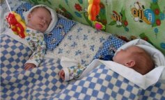 Matka urodziła bliźnięta, screen YT