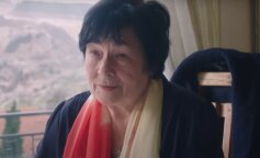 "W naszym starym domu mieszka starsza pani. Przyciąga wszystkich swoją miłością do kotów"