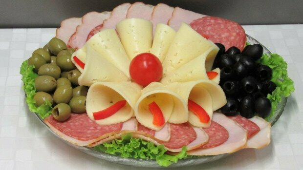 TOP-8 pomysłów na oryginalne serwowanie serów, wędlin i owoców