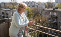 Odszedł w maju, wrócił w listopadzie. Stał na klatce z kwiatami i mówił, że popełnił błąd. Otworzyłam drzwi - ale nie jemu, tylko wnuczce, która akurat przybiegła na naleśniki. On patrzył z korytarza. Wnuczka nawet na niego nie spojrzała.