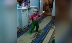 Mama weszła do kuchni i zobaczyła, jak jej córeczka tańczy. Piękne i zapalające