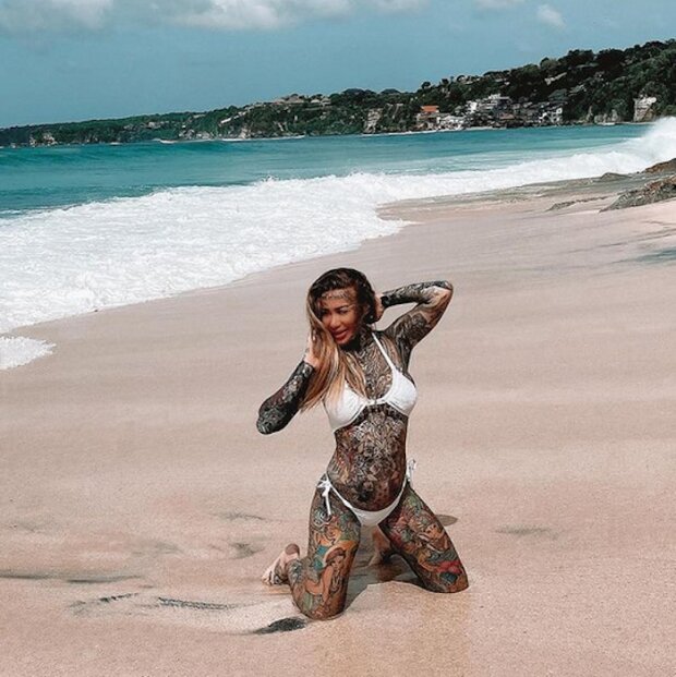 dziewczyna z tatuażami