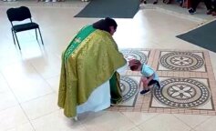 Mały chłopiec podszedł do księdza i powiedział. "Nie będę więcej przychodził do kościoła"