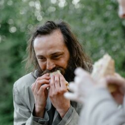 "Bardzo mi niezręcznie prosić panią o przysługę. Ale od kilku dni nic nie jadłem. Czy mogłaby pani kupić mi bułkę i wodę"– zapytał mężczyzna."Z życia