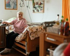 "Wylądowałam w szpitalu. Syn nie mógł przyjechać. Przysłał mi pieniądze. Jestem wdzięczna. Byłoby łatwie gdyby jeden dzień spędził ze mną": z życia