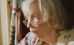 „Pomogła i pozwoliłam synowi z rodziną zamieszkać u mnie. Ale nie zatrudniałam się jako służąca, opiekunka dla synowej.” Syn chce przeprosin od mamy