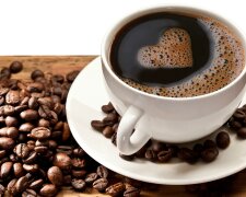 Pijesz kawę przed śniadaniem? To poważny błąd