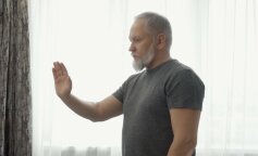 "Ze swatami kupiliśmy dzieciom małe mieszkanie w mieście. Teraz wydaje się że o nas zapomnieli. Rzadko dzwonią prawie nie przyjeżdżają": historia ojca