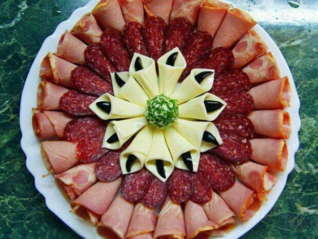 TOP-8 pomysłów na oryginalne serwowanie serów, wędlin i owoców