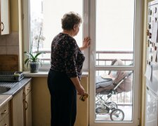 Zobaczyłam wózek z Hanią na balkonie - w styczniu! - i prawie wezwałam pogotowie. Synowa spokojnie: „drzemki na mrozie, tak się śpi w Skandynawii". Zadzwoniłam do pediatry na skargę. Pediatra stanął po jej stronie: bezpieczne, zdrowe, norma. Przyznałam
