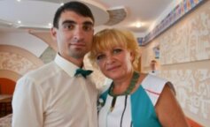 Koledzy z klasy naśmiewali się z Andrzeja, że przyszedł na studniówkę z matką. Kiedy jednak poznali prawdziwy powód, zarumienili się ze wstydu