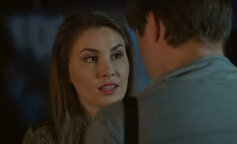 „Karina jest bardzo piękna, wysoka, szczupła i ma długie włosy. Jak większość dziewczyn w jej wieku, stara się przyciągnąć uwagę, więc nosi zakazane”