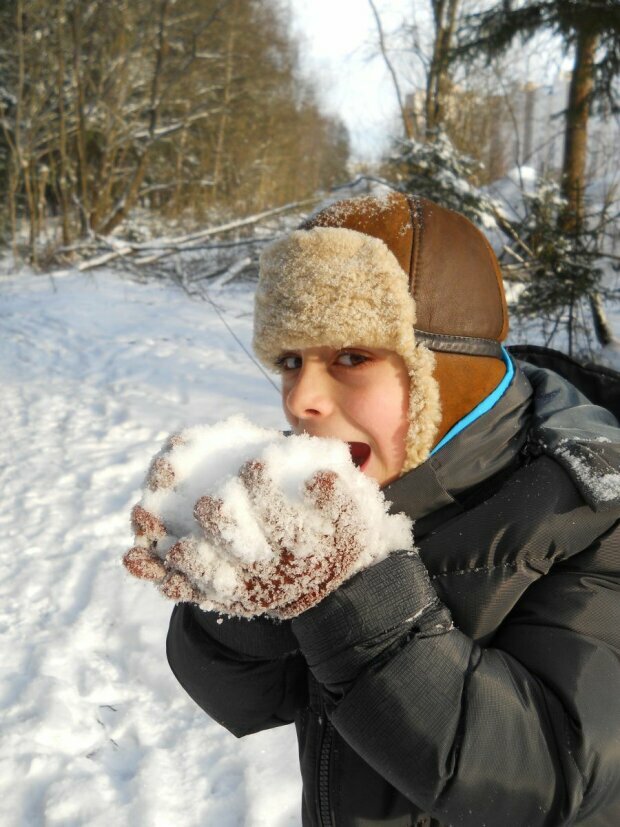 Dzieci jedzą śnieg: śmieszne zdjęcia