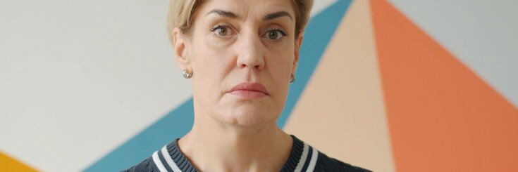 Kobieta podzieliła się historią: córka żąda od niej przepisania mieszkania. Co więcej, córka sprzeciwia się temu, by matka miała ukochanego mężczyznę