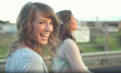 "Mąż przyjaciółki jest młodszy o 9 lat. Pogodził się z tym, że nie będą mieć dzieci, bo Anna nie chce. Teściowa się nie zgadza": historia miłości