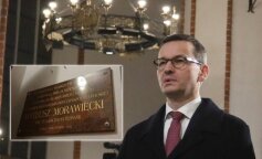 Premier ma pamiątkową tablice z wizyty w kościele w Łebczu na Kaszubach
