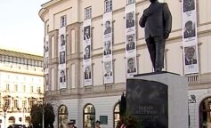 10. rocznia katastrofy smoleńskiej. Jarosław Kaczyński złożył hold przed pomnikami Lecha Kaczyńskiego i innymi ofiarami