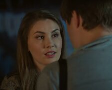 „Karina jest bardzo piękna, wysoka, szczupła i ma długie włosy. Jak większość dziewczyn w jej wieku, stara się przyciągnąć uwagę, więc nosi zakazane”
