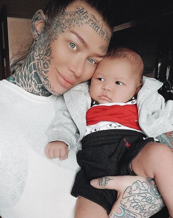 dziewczyna z tatuażami