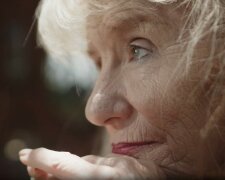 Spowiedź starszej mamy, która została sama: „Syn pojawił się dopiero, gdy usłyszał, że moje mieszkanie nie przypadnie jemu. Niech Bóg rozstrzygnie”