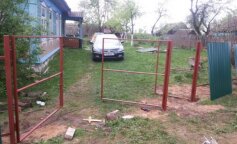 Joanna była zaskoczona, widząc samochód męża przy bramie, ponieważ miał być w podróży służbowej. W domu słychać było głosy