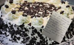 Nietypowa wiadomość w torcie urodzinowym