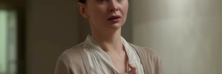 Sprzedawczyni była bardzo arogancka. Patrzyła na wszystkich z góry, a przynajmniej tak myśleli klienci