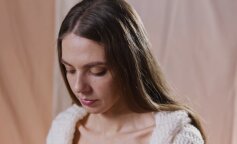 „Urodziłam i wróciliśmy do naszej kawalerki. Nie mamy miejsca, a teściowa chce ode mnie drugiego wnuka, ale swojego mieszkania nie odda” – młoda mama