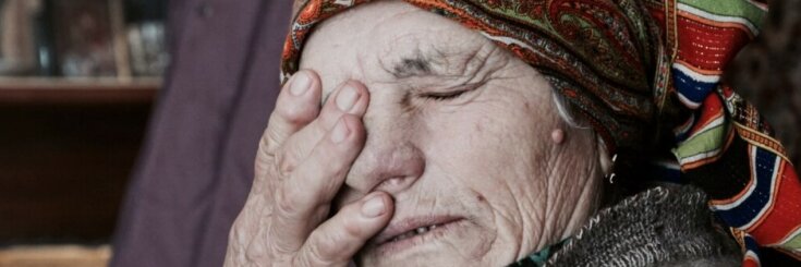 Anna wprowadziła babcię do domu, rozpakowała starą torbę, a jej mąż powiedział, że ją zostawia