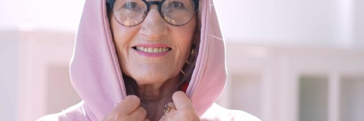"Mama przeprowadziła się do nas, żyjemy w ciasnocie i ona nie chce sprzedać swojego mieszkania aby pomóc kupić większe. Jak dziecko": historia z życia
