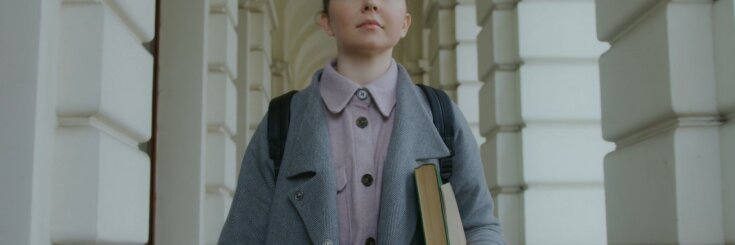 "Mama jest w ciąży w wieku 42 lat. "Kawaler" to mój wykładowca. Nie mamy własnego mieszkania, pieniędzy, a on nie proponuje jej małżeństwa": studentka