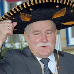 Lech Wałęsa zaskakuje urodzinowym tortem. Śmiech gwarantowany