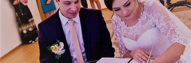 Para nowożeńców patrzyła na siebie wzruszająco, stojąc w urzędzie stanu cywilnego. Kilka łez spłynęło po policzkach panny młodej, ale nie ze szczęścia