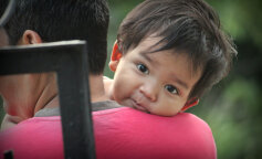 Biedna para adoptowała sierotę. Po latach chłopak stał się bogaty i zbudował dla swoich rodziców przepiękny dom