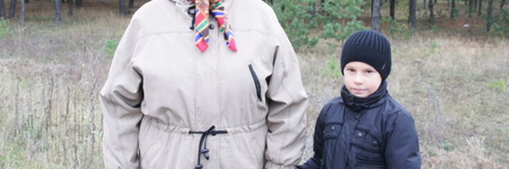 Babcia nie mogła powstrzymać łez. Na progu stała torba z ubraniami. Wnuk wspiął się w jej ramiona, owinął ręce wokół jej szyi i płakał