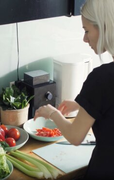 "Ty milcz, synowo. Zawróciłaś w głowie mojemu Sławkowi. Mnie ostrzegali, że jesteś wiedźmą." "Tak jest, teściowo, sprawdźmy, jeśli chcesz." Z życia