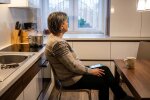 Córka zainstalowała mężowi aplikację do śledzenia telefonu, bo bał się, że mu go znów ukradną. Nikt nie pomyślał, żeby ją wyłączyć. Pewnego wieczoru córka zadzwoniła do mnie i powiedziała cicho: „Mamo, tata nie jest u wujka Janka. Jego telefon jest na