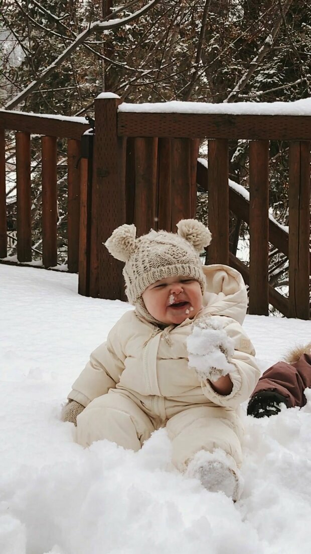 Dzieci jedzą śnieg: śmieszne zdjęcia