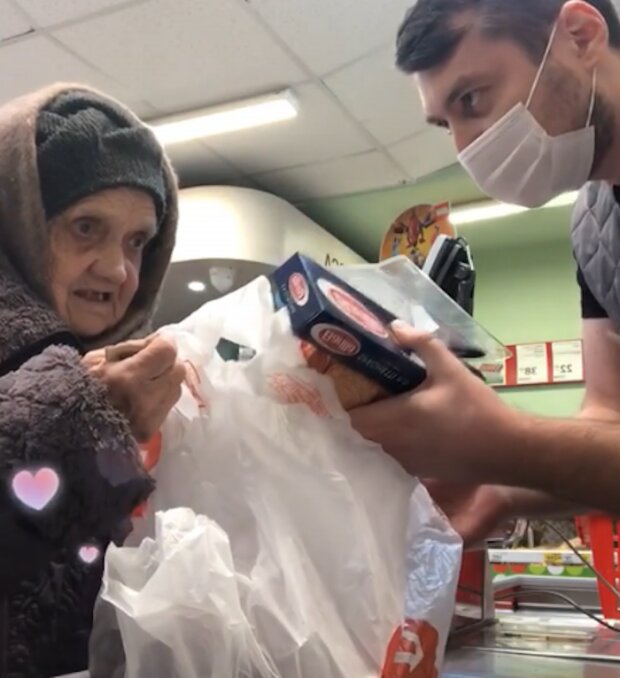 wzruszająca historia o dyrektorze supermarketu, który pomaga samotnym dziadkom